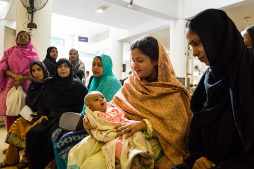 A mother waiting to get her baby vaccinated, Indus hospital, Karachi. Photo: Gavi/ Isaac Griberg.