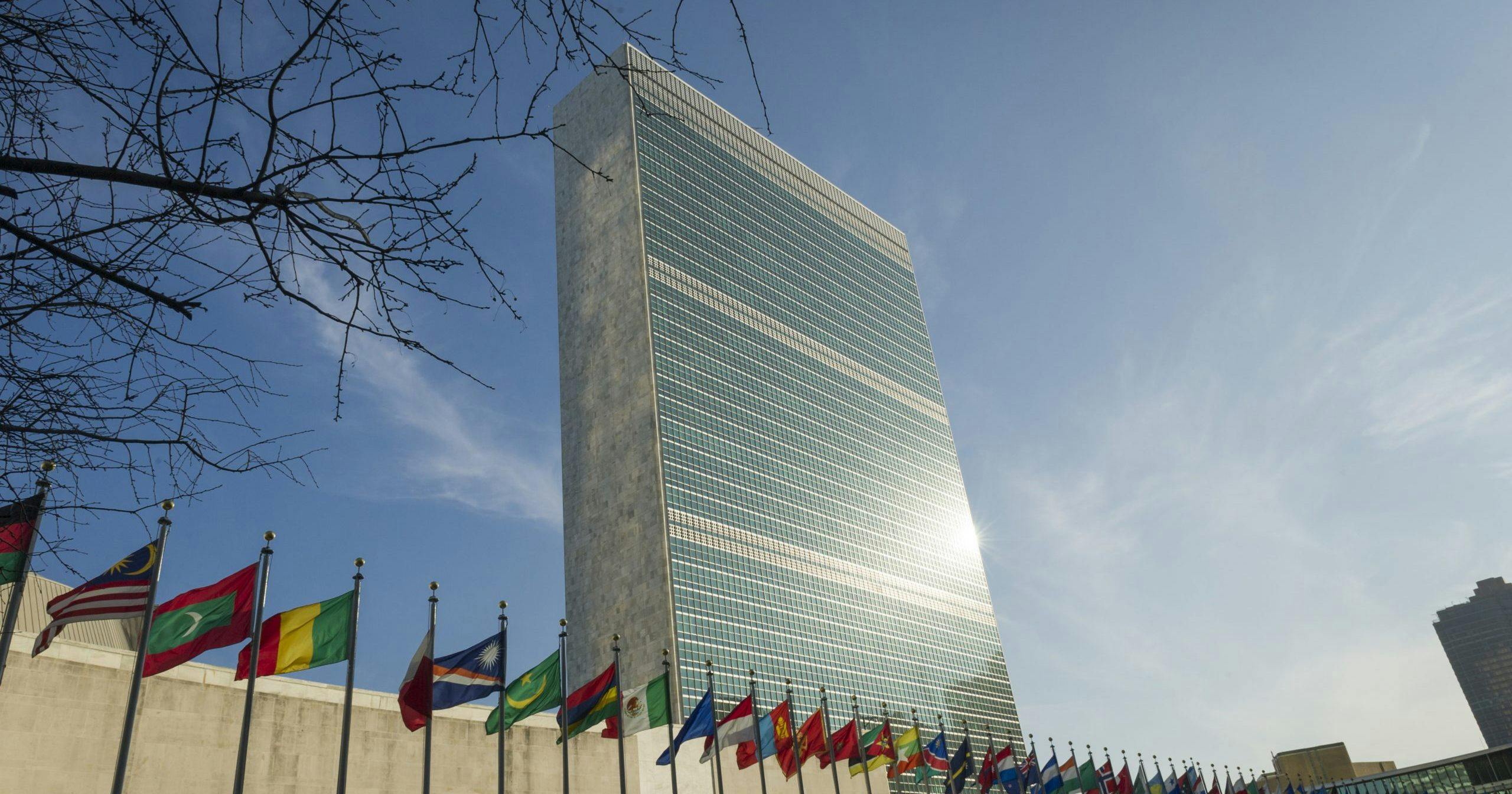 Оон центральный. Здание ООН В Нью-Йорке. Секретариат ООН В Нью Йорке. Здание ООН В Нью-Йорке фото. Здание ООН В Нью-Йорке флаги.